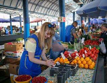 Продавец на рынке фото