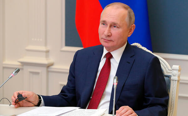 Путин поручил повысить зарплаты части россиян
